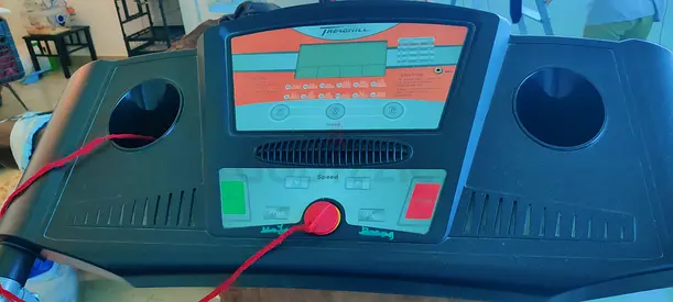 Skyland, Used treadmill with basic console and cup holders - working condition
