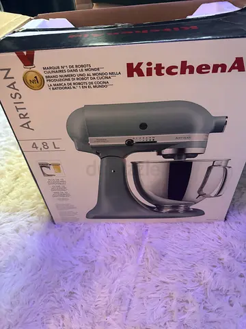 Kitchenaid mixer with accessories