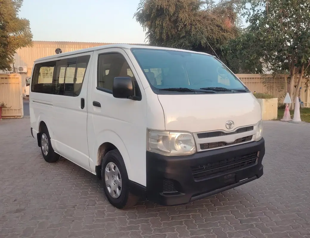Toyota Hiace 2011 — photo 1 of 13