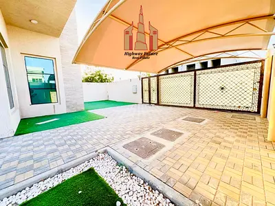 Spacious Renovated Villa well maintained 4Bhk All master bedroom maids , Laundry room 125K