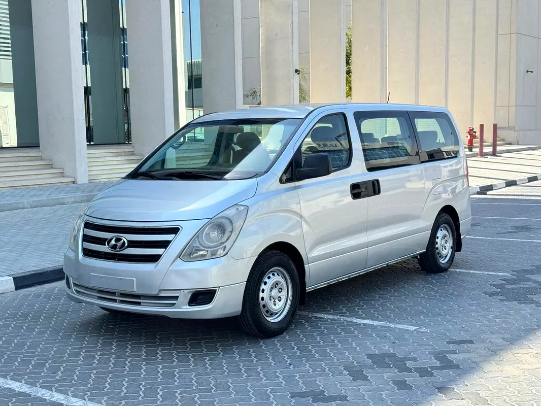 Hyundai H1 2018 — photo 1 of 15