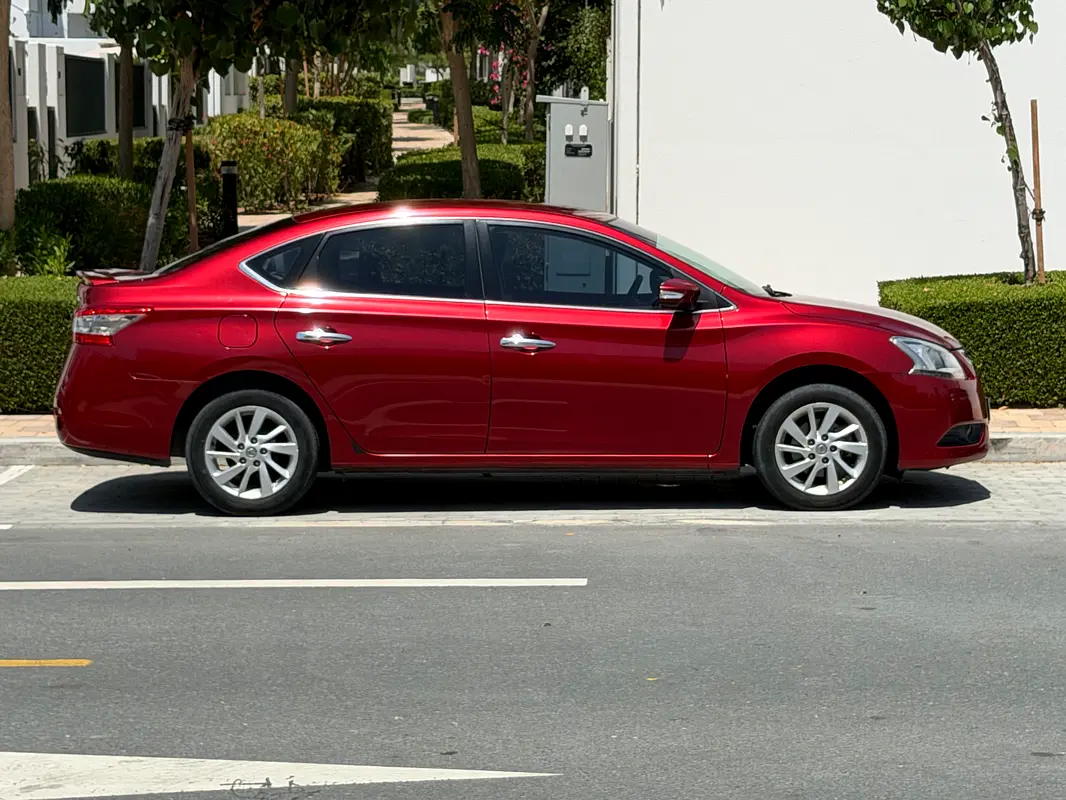 Nissan Sentra 2015 — photo 1 of 8