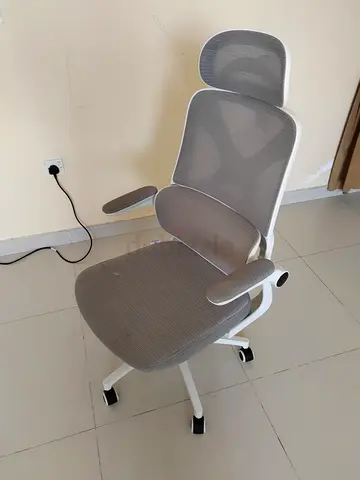 Grey ergonomic mesh office chair with headrest — good condition