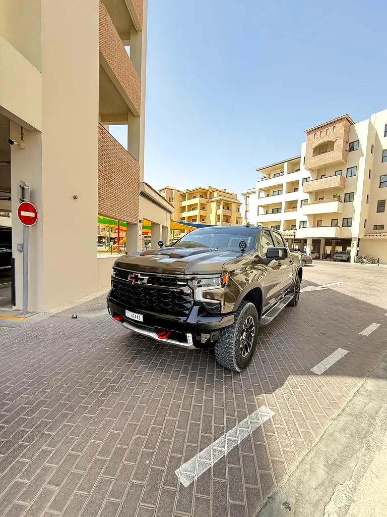 Chevrolet Silverado 2023 — photo 1 of 17
