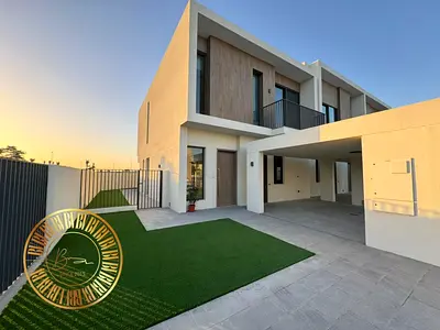 4BEDROOM - LANDSCAPED - CHILLER FREE - SINGLE ROWBlue Velvet Real Estate Brokerage presents a remar