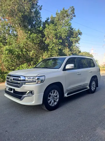 Pristine Toyota Land Cruiser GXR 2017 V8 5.7 | GCC Specs | Well Maintained