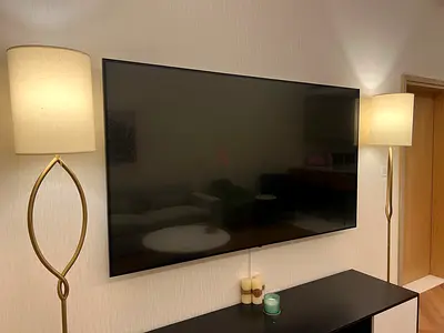 86-inch Smart LED TV wall-mounted - Excellent condition lg screen