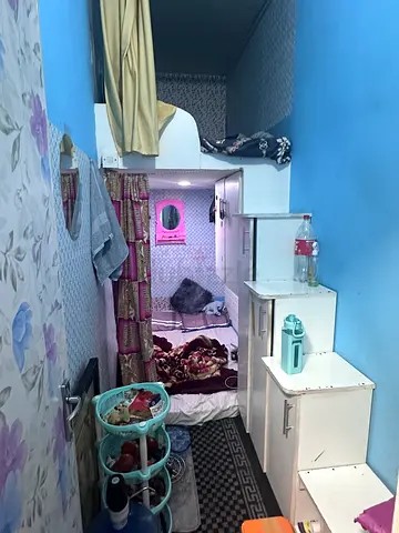 Near By Al Ghubaiba metro, partition room Available
