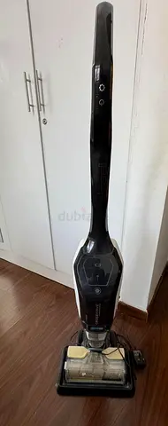 Dry vaccum cleaner and mop