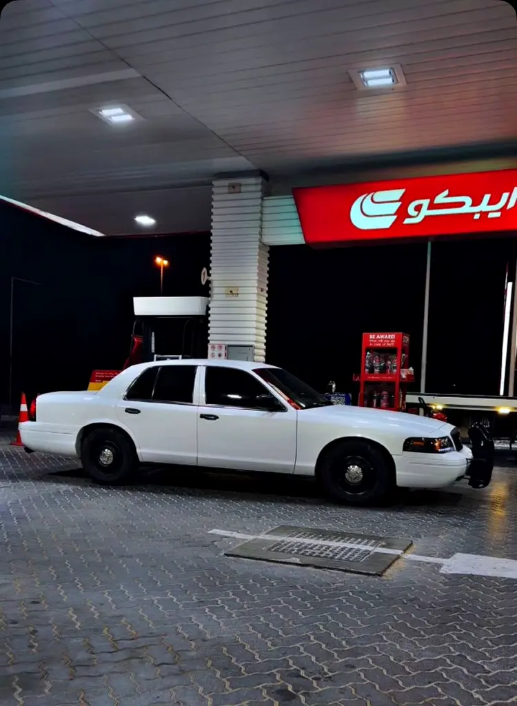 Ford Crown Victoria 2011 — photo 1 of 5