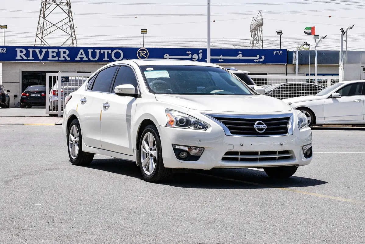 Nissan Altima 2015 — photo 1 of 17