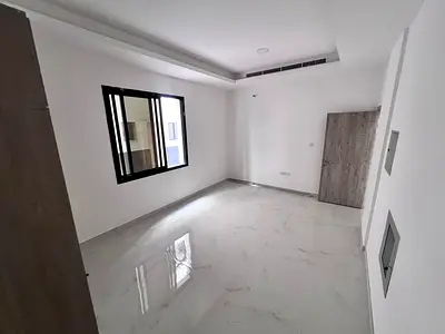 استوديو العالية أرضي أول ساكن مطبخ شبه منفصل خزائن بالحائط تكييف مركزي موقع هادئ سهل المخرج دبي والشارقة