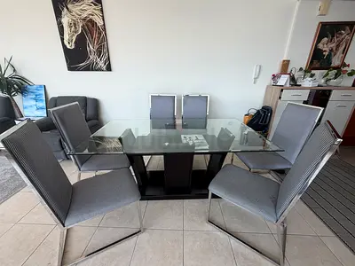 Table for 6 to 8 with glass top very good condition