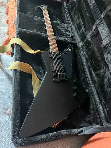 Epiphone Goth Matte Black Explorer-Style Electric Guitar. Het EMG set included