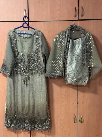 Embroidered green traditional 3-piece outfit (medium) with shawl