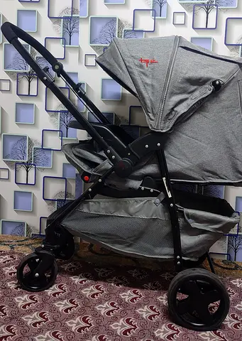 Reversible baby stroller with hand brakes