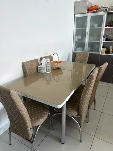 Expandable Dining table for sale with free chairs