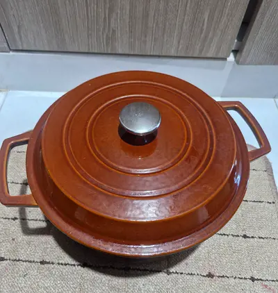 Cast iron pot