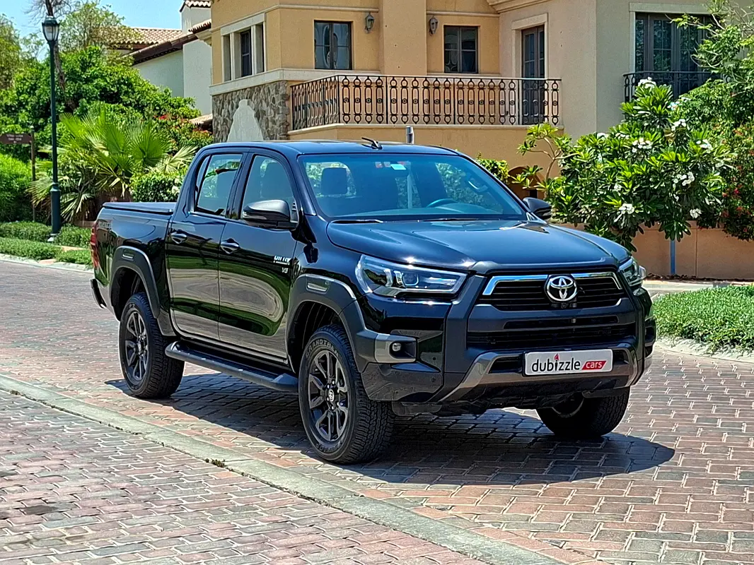 Toyota Hilux 2024 — photo 1 of 14