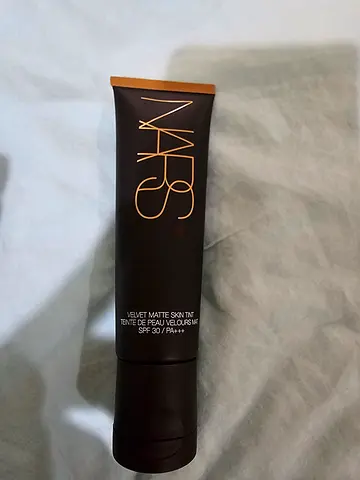 Nars valvet matte skin tint