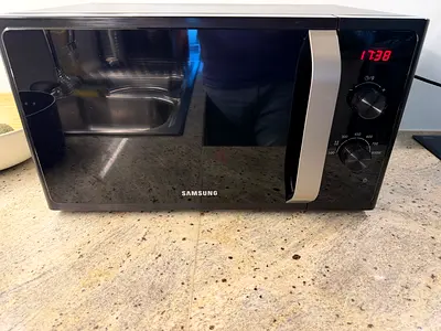 Samsung Microwave Oven - Good Condition, Lightly Used