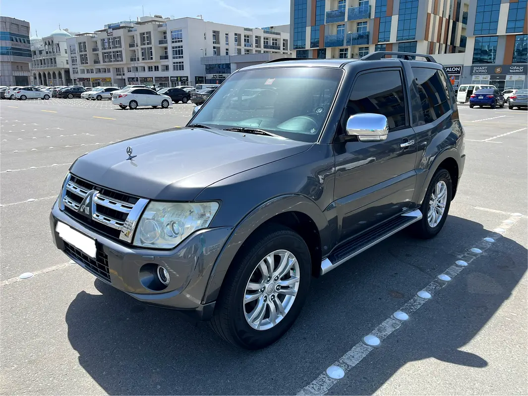 Mitsubishi Pajero 2012 — photo 1 of 12