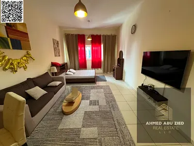 استديو كبير مفروش بالكامل مطبخ مجهز حمام تشطيب راقي خزائن حائط تكييف مركزي باركن خاص مسبح حديقة تسهيلات في الدفع قريب لمخرج دبي الشارقة تامين شيك