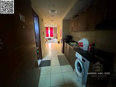 استديو كبير مفروش بالكامل مطبخ مجهز حمام تشطيب راقي خزائن حائط تكييف مركزي باركن خاص مسبح حديقة تسهيلات في الدفع قريب لمخرج دبي الشارقة تامين شيك