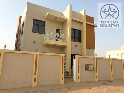 فيلا للإيجار بالياسمين المواصفات: - 5 غرف نوم ماستر - مجلس - صالة - مطبخ كبير - غرفة خادمة - بركن خارجي مظلل - قريبة جدا من جميع الخدمات