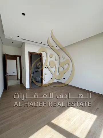 فرصة مميزة للسكن في فيلا راقية بتصميم عصري وتشطيبات عالية الجودة، تقع في واحدة من أفضل مناطق الشارقة وأكثرها قرباً من دبي