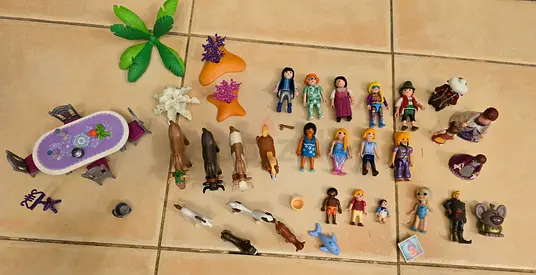 Mixed set of toy figures - used all for 50aed
