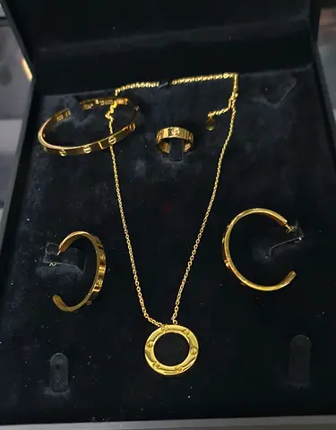 Set 5pcs CARTIER Love gold plated. New