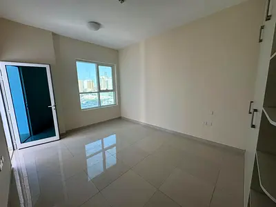 غرفتين وصالة ثاني ساكن بالتعاون مقابل نستو، 2 حمام، مساحة واسعة، تشطيب نظيف، موقع حيوي على مخرج دبي قريب من الخدمات