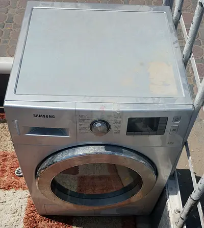 Samsung 8kg condenser dryer in silver. price 220 dhrim