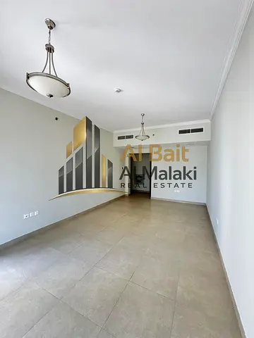 🏢✨ شقة للإيجار السنوي في القصباء – موقع مميز وحيوي قريب من الخدمات والممشى والمطاعم ✨🏢