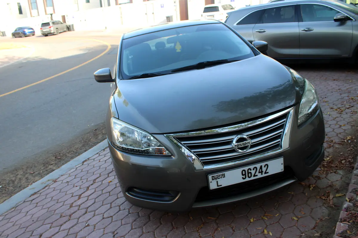 Nissan Sentra 2013 — photo 1 of 17