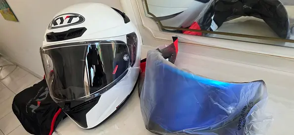 KYT - Full-face motorcycle helmet (white) with extra visors and carry bag - like new with Visor (S)