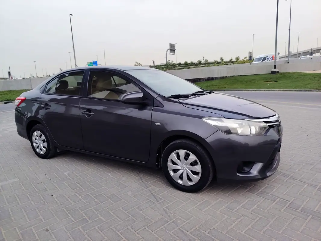 Toyota Yaris 2016 — photo 1 of 10