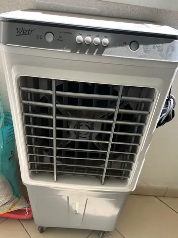 Portable air cooler - works well, used 35 liters minor damage in panel but working condition
