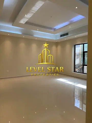 LUXURIOUS . 4 BEDROOMS . HALL GARDEN