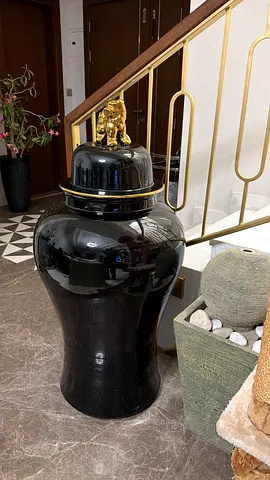 Large Decorative ceramic Ginger vase with lid