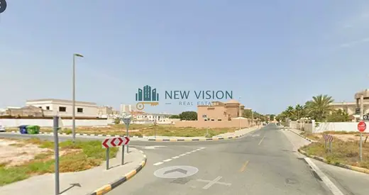 أرض زاوية سكنية للبيع في شرقان – ضاحية الحيرة | مساحة 8,279 قدم | واجهة 23.16 متر | تملك حر للعرب | موقع مميز مناسب لبناء فيلا