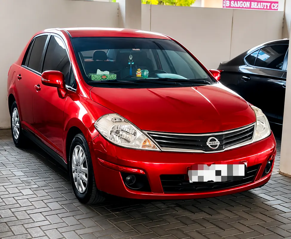 Nissan Tiida 2011 — photo 1 of 6