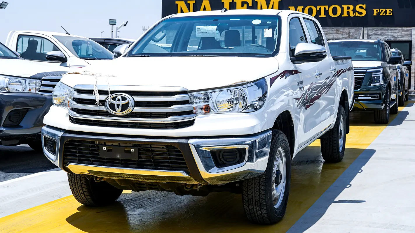 Toyota Hilux 2024 — photo 1 of 17