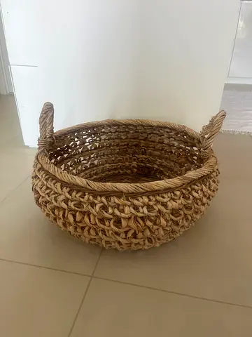 Zarahome Handwoven natural seagrass storage basket with handles
