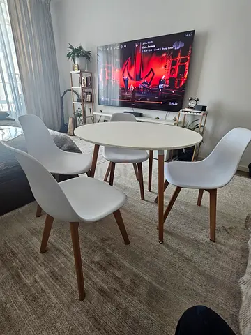 Round dining table and 4 chairs. In perfect condition. 90 cm.
