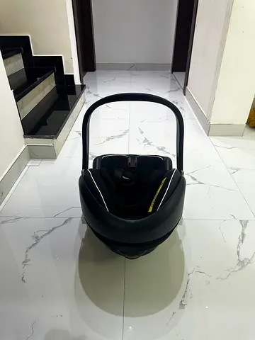 B-safe. Izi Go modular I-size . Group 0+/1 infant car seat carrier (rear-facing) - good condition
