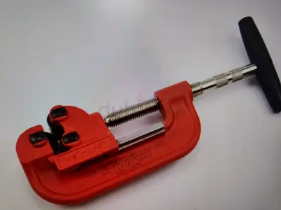 Heavy duty pipe cutter 1/8-2