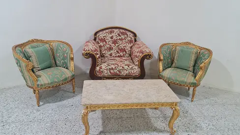 ثلاثة كنب مع طاولتين رخام