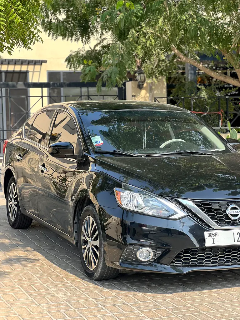 Nissan Sentra 2019 — photo 1 of 16